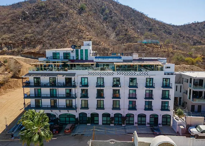 Midnight & Mango - The Crown Jewel Apartamento