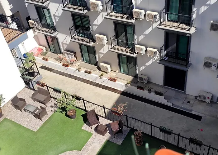 Midnight & Mango - The Crown Jewel Apartamento
