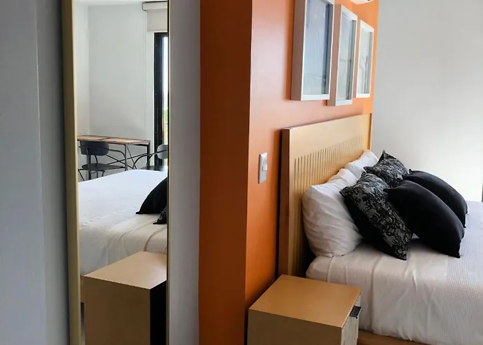Midnight & Mango - The Crown Jewel Apartamento